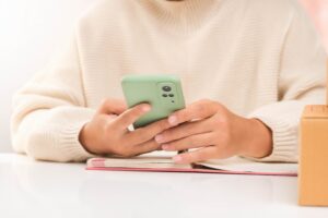 Distribuidor fundas para móviles - funda verde manos mujer