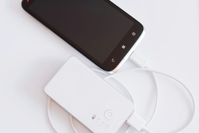 mayorista accesorios movil - movil con cargador externo blanco