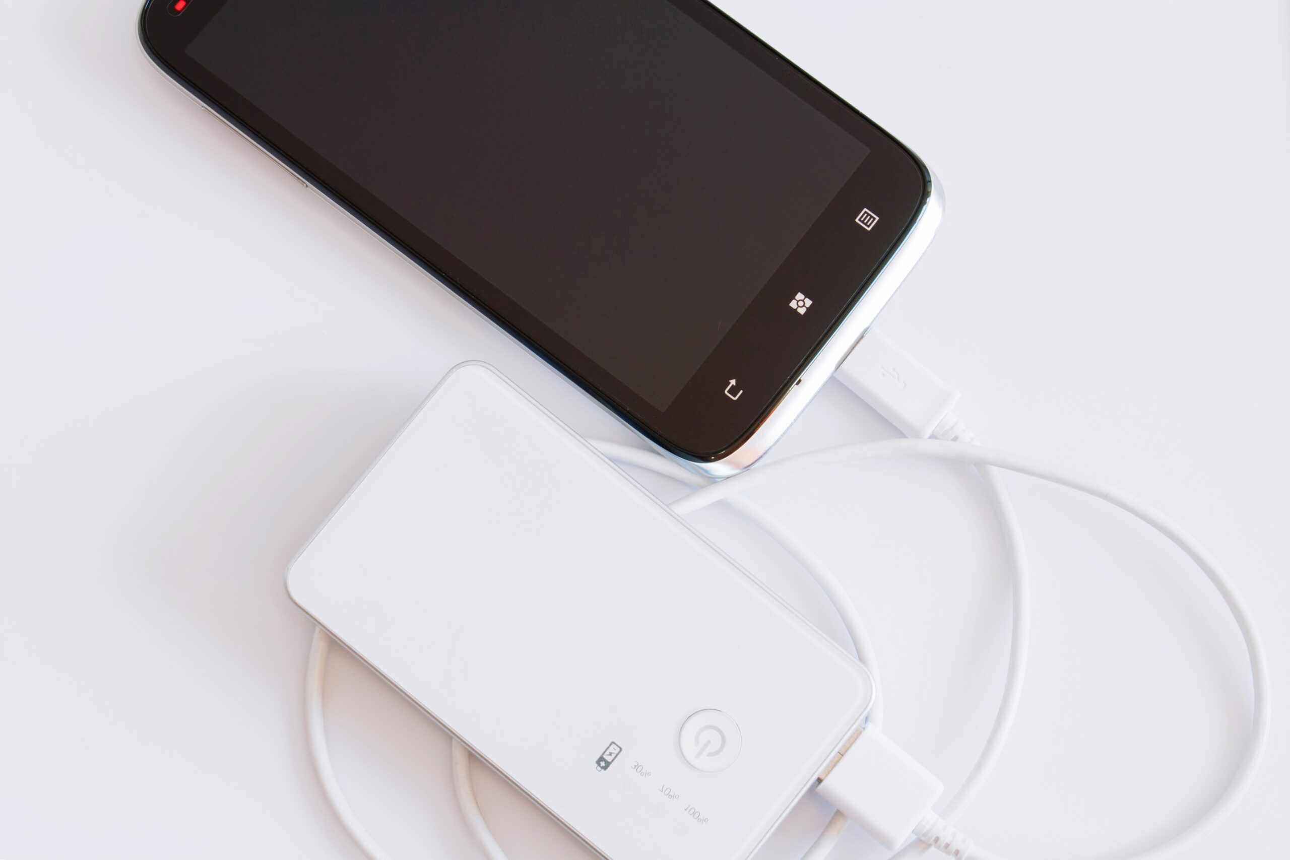 mayorista accesorios movil - movil con cargador externo blanco