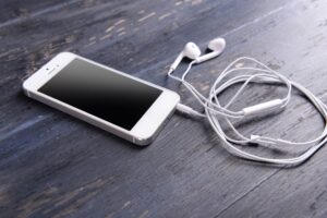 mayorista accesorios movil - movil iphone con auriculares blancos